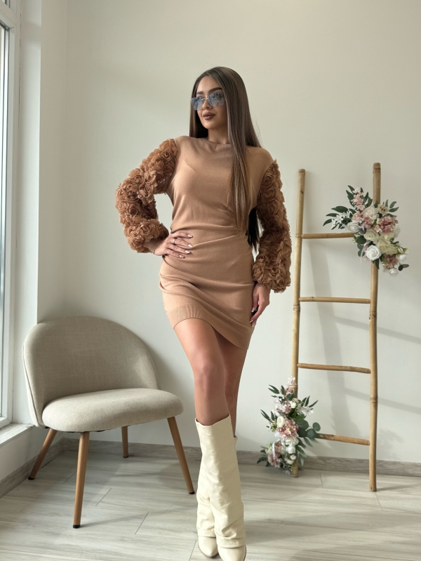 Кафява рокля с цветя на ръкава