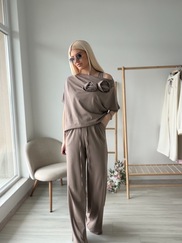 Бежов комплект с роза