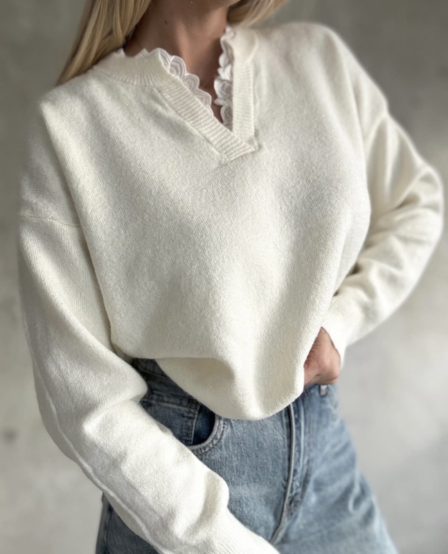 Пуловер екрю с дантела