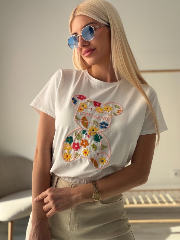 Бяла тениска с цветя и мече