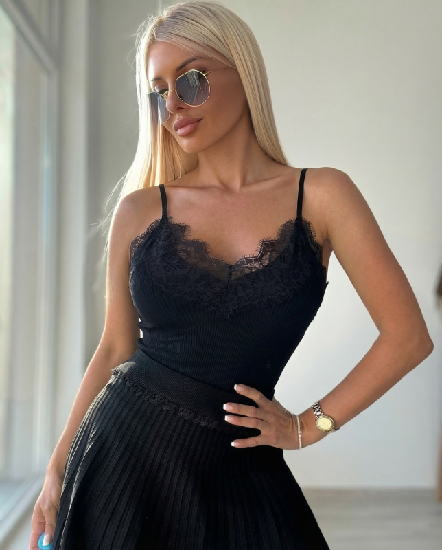 Черен потник с дантела