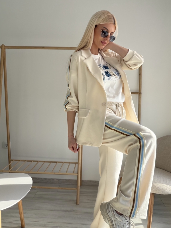 Бежов комлект с блейзър и ленти