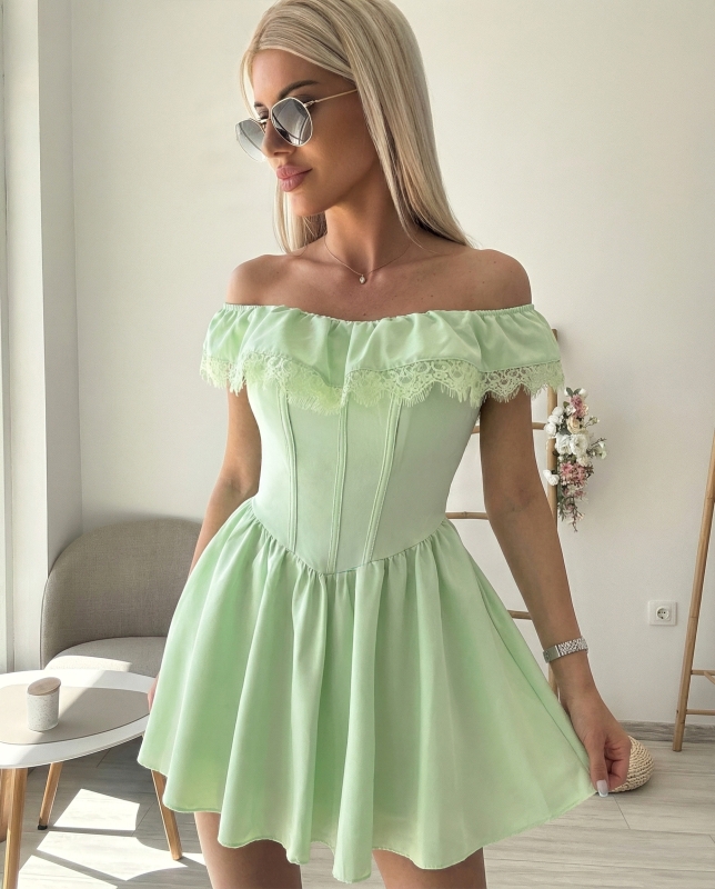 Зелена рокля с лодка деколте и панталонки