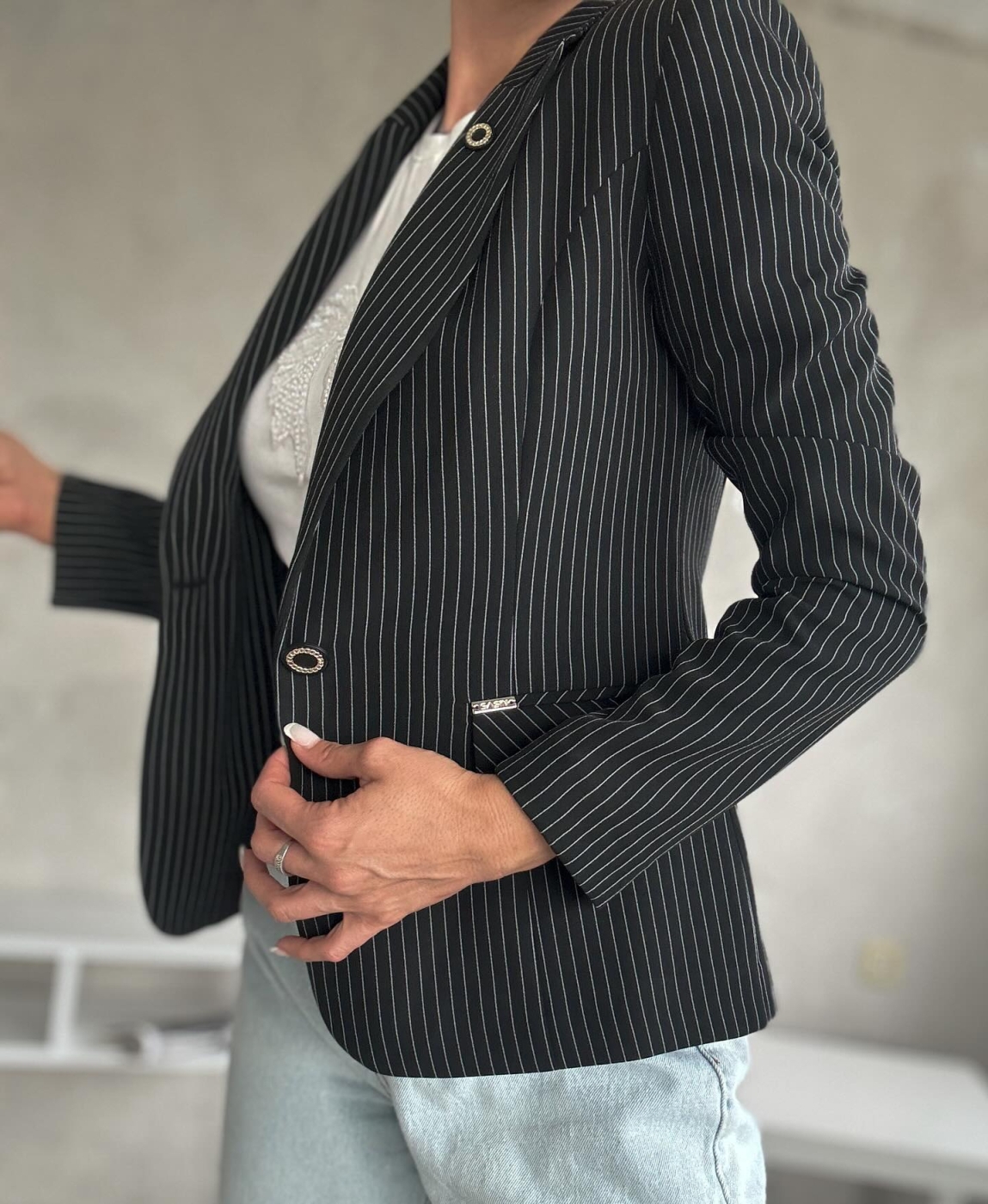 Черно сако вталено