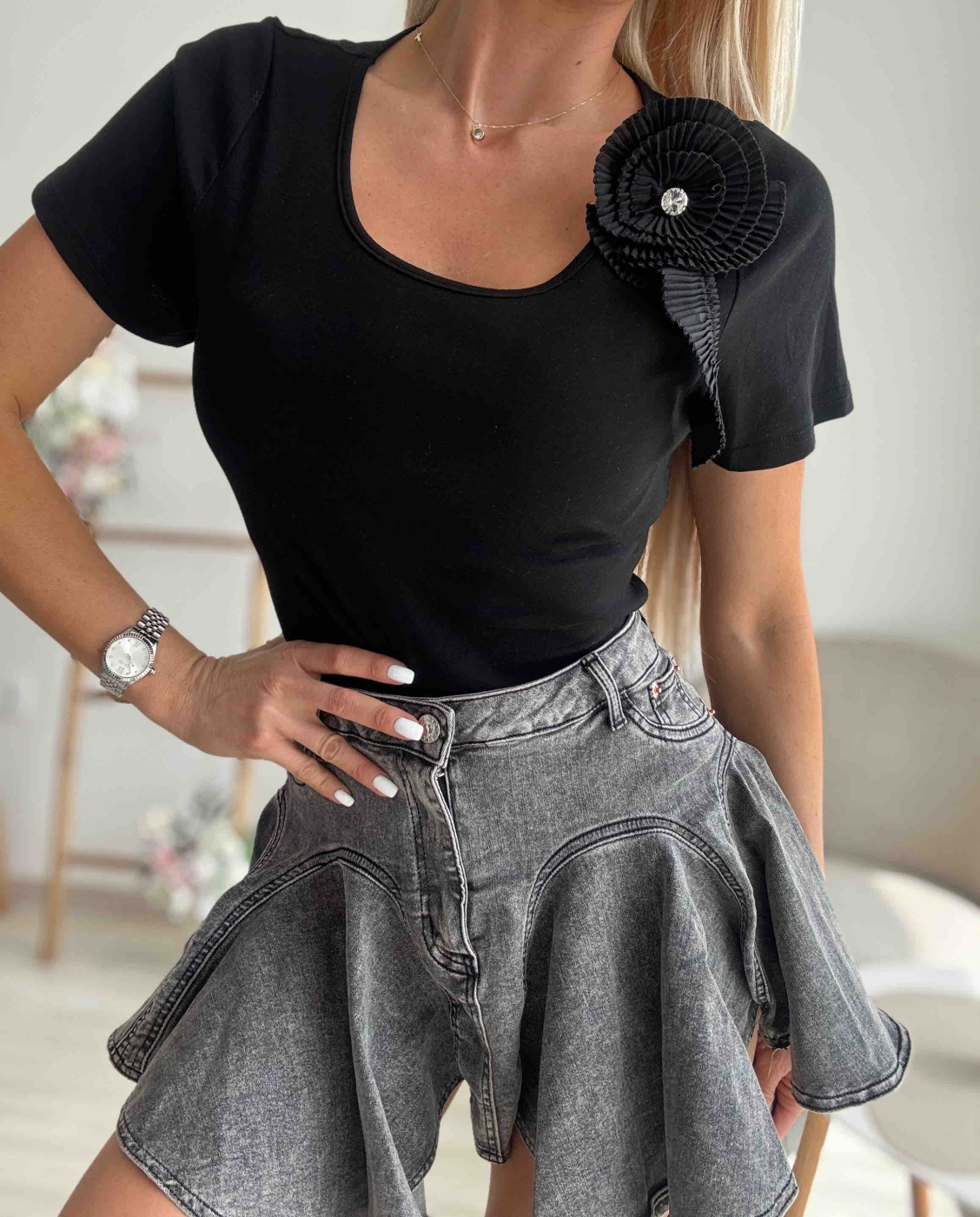 Черна тениска с брошка