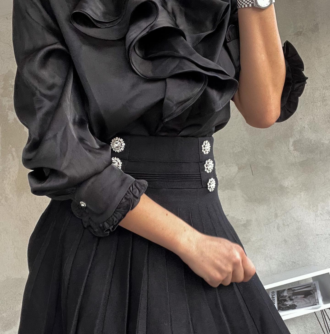 Черна сатенена риза жабо