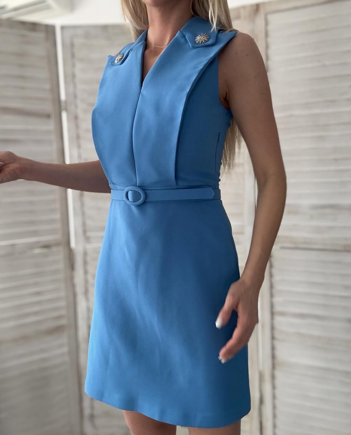 Синя рокля с брошки