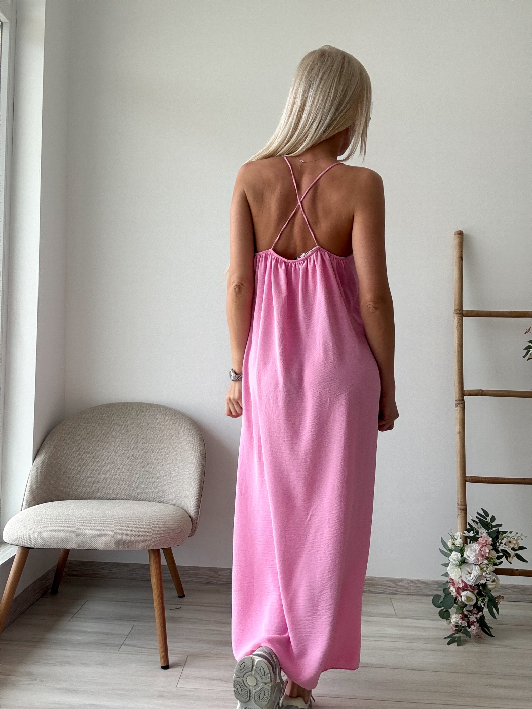 Розова рокля с тънки презрамки