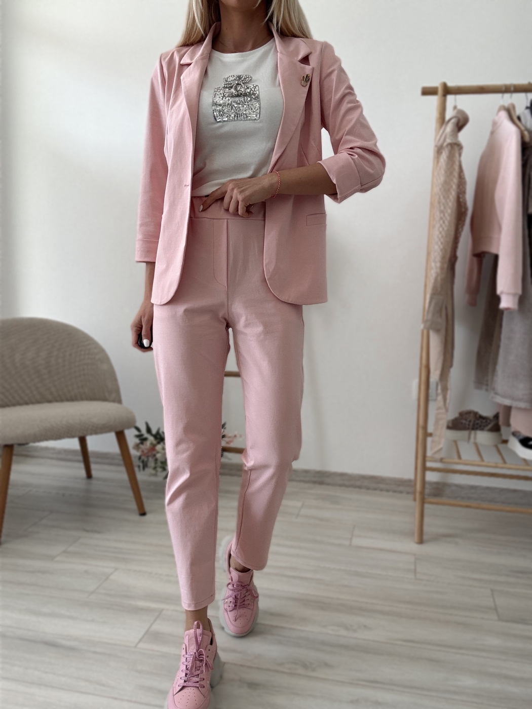Розов комплект панталон и сако