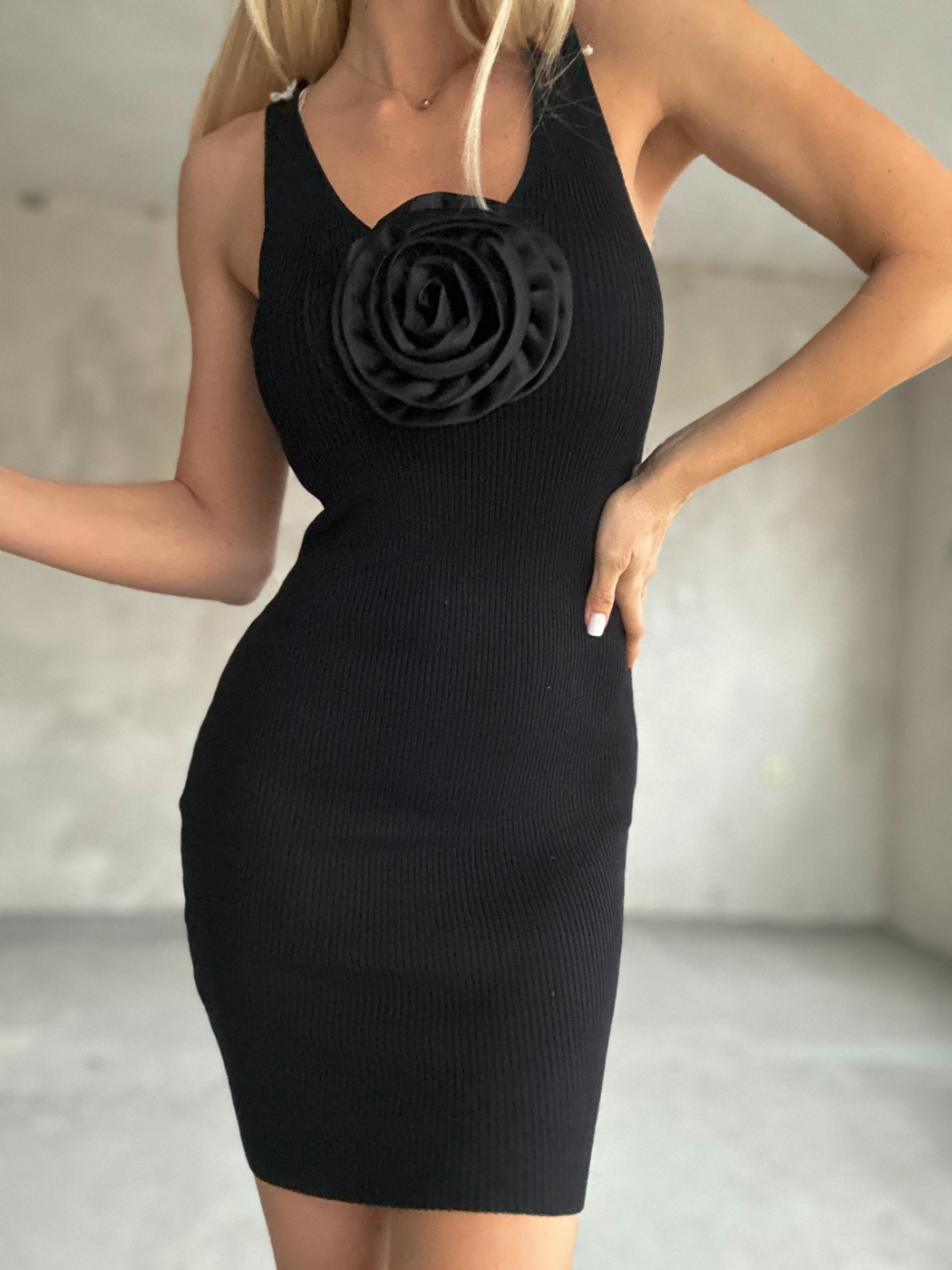 къса черна рокля с цвете