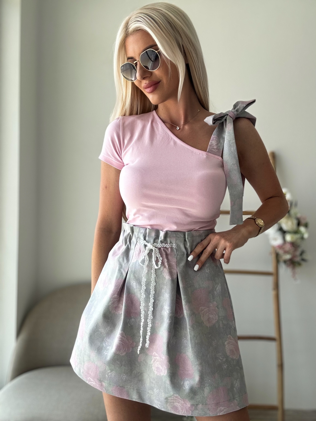 Комплект деним пола с розова тениска