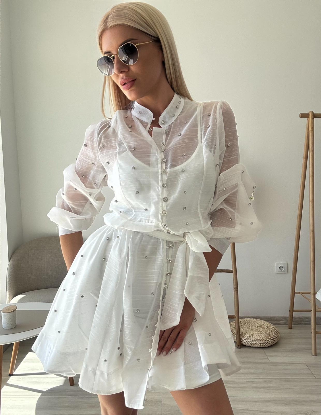 Бяла рокля с камъни