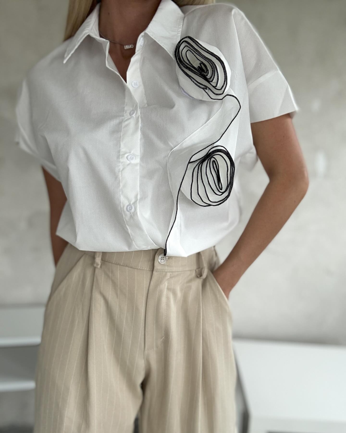 Бяла риза с розички