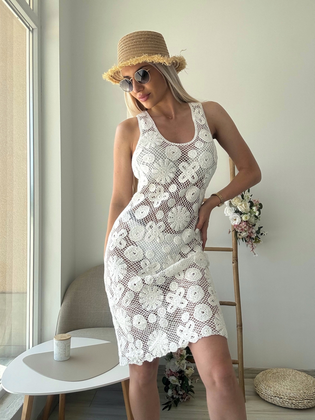 Бяла плетена рокля за плаж