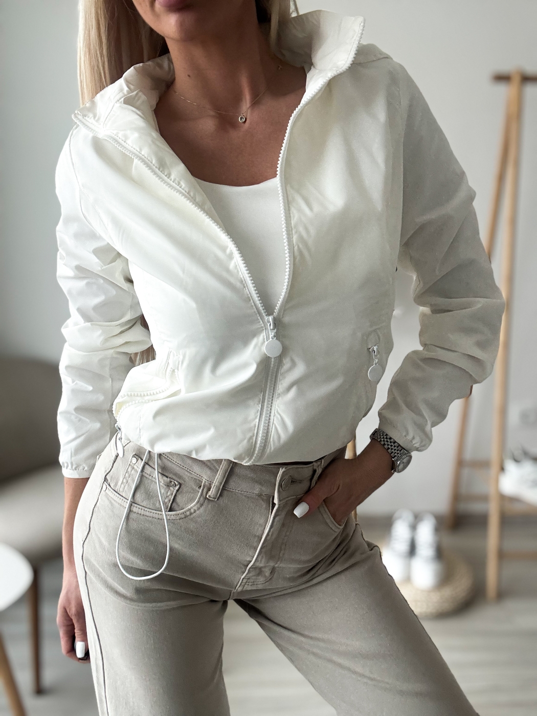 Бяла ветровка