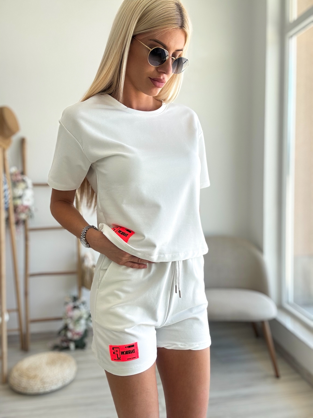 Бял сет с оранжев етикет