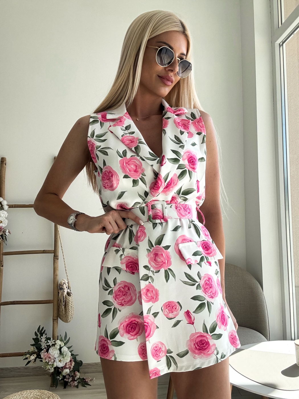 Бял гащеризон с розови цветя