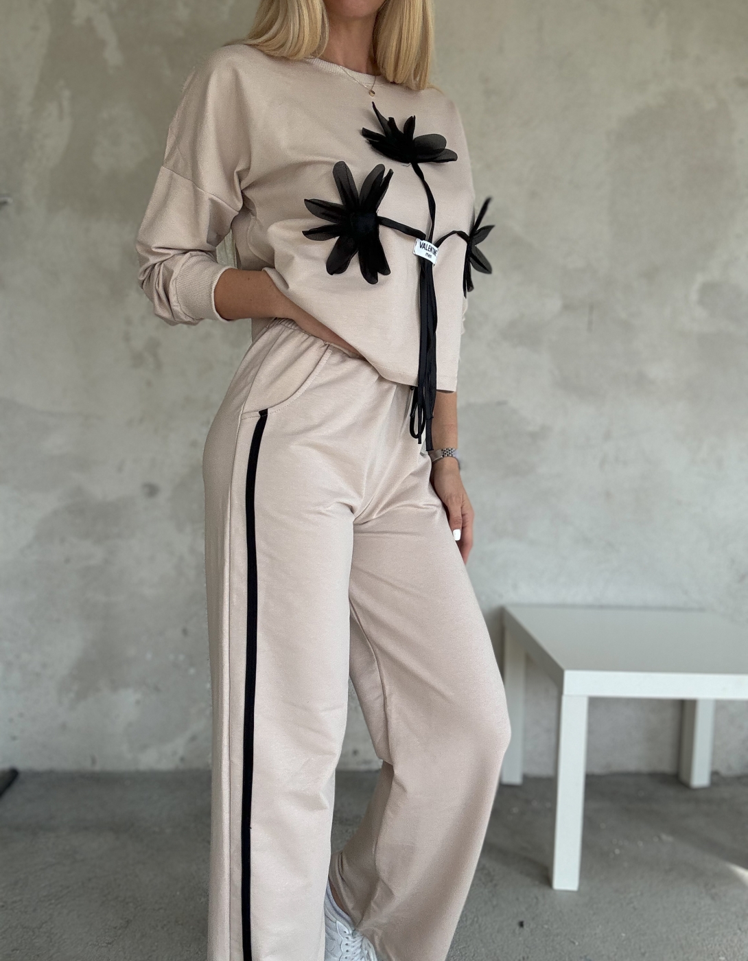 Бежов комплект цветя с панталон