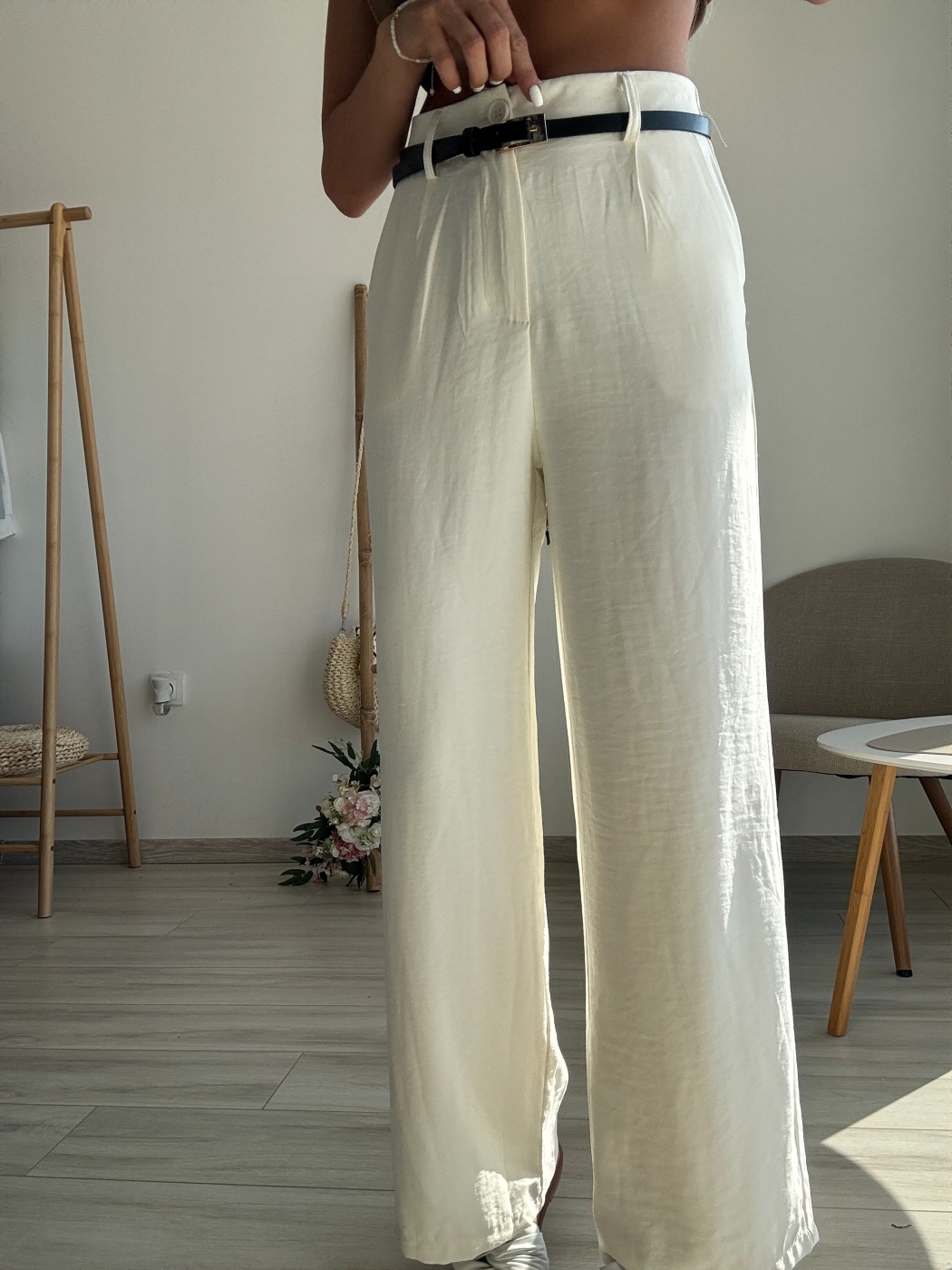 Сатениран бял панталон с черен колан