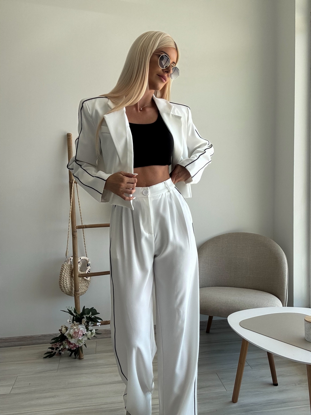 Бял костюм с кант