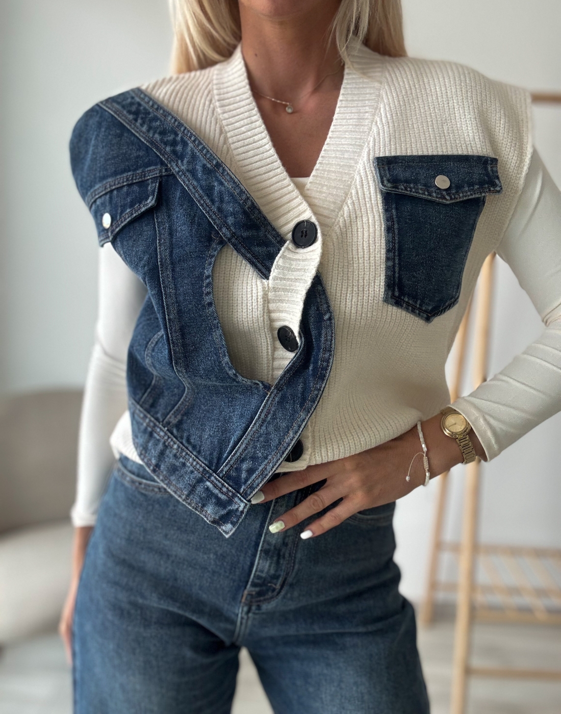 Бял елек с деним