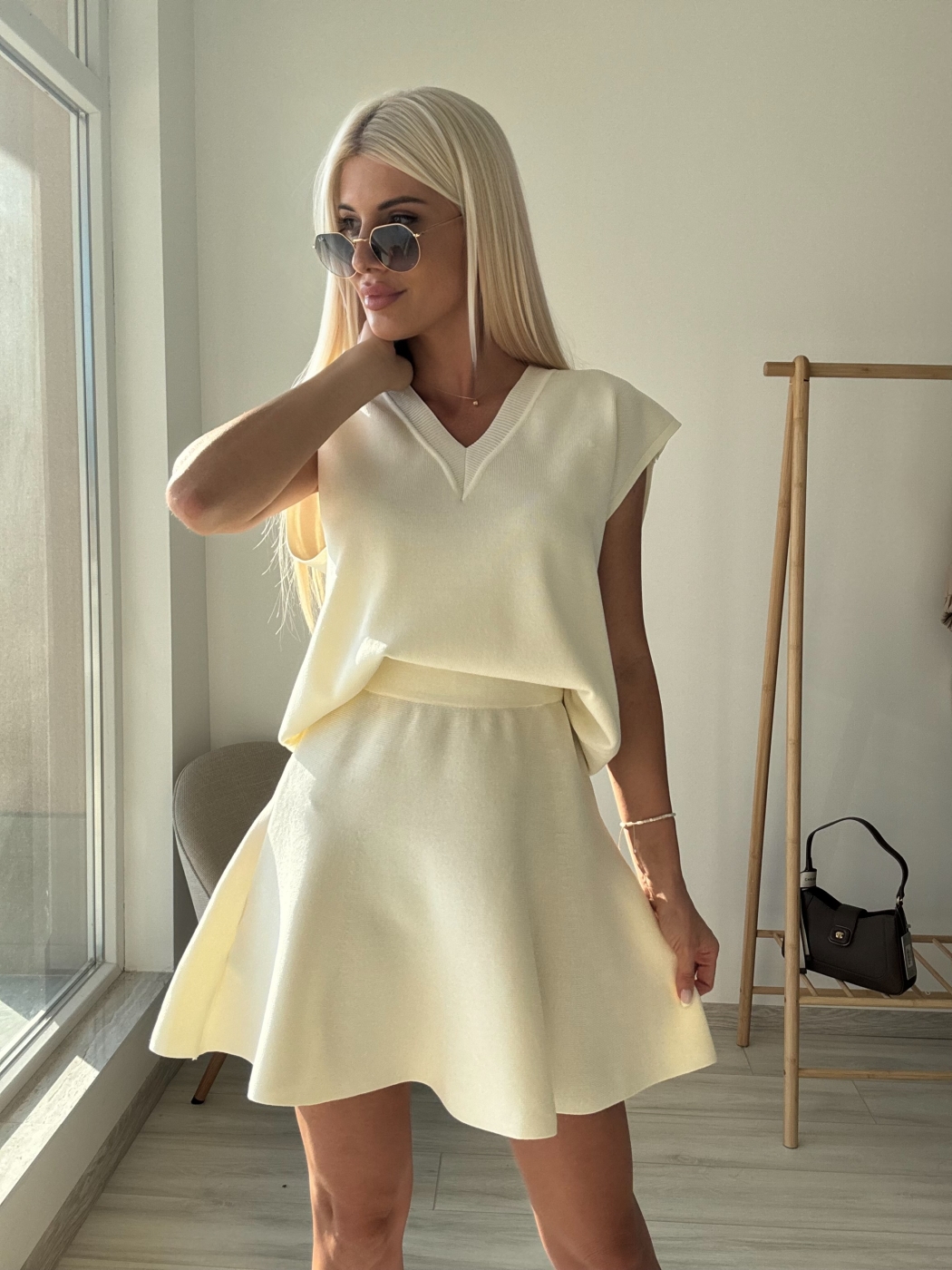 Бял сет V деколте с пола