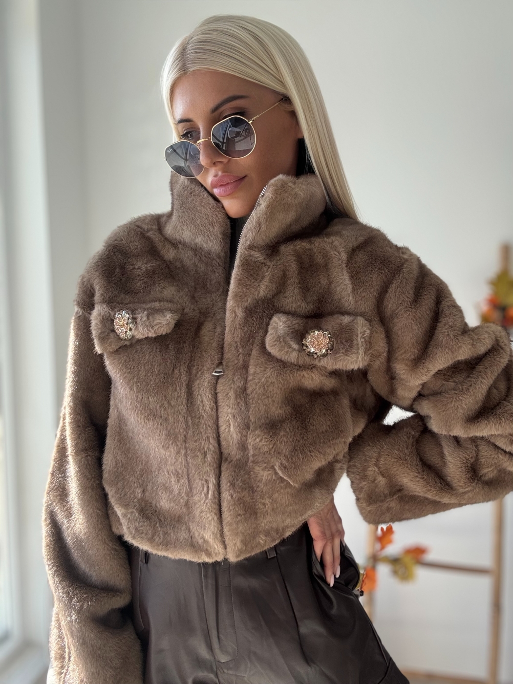 Кафяво пухкаво палто с камъни