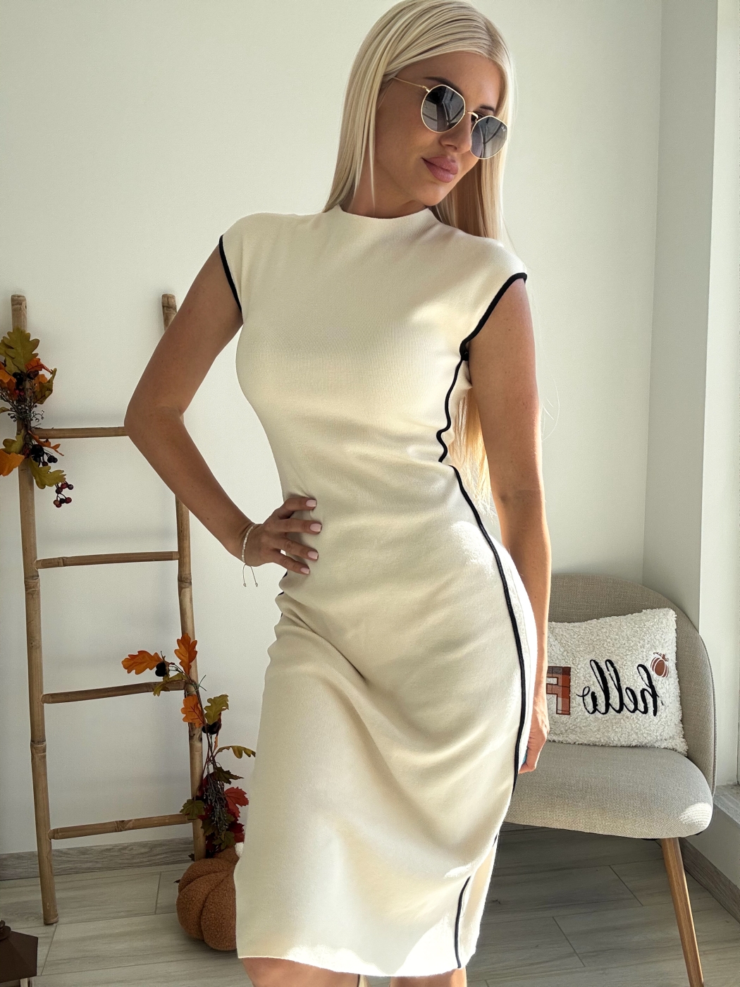 Рокля по тялото екрю миди