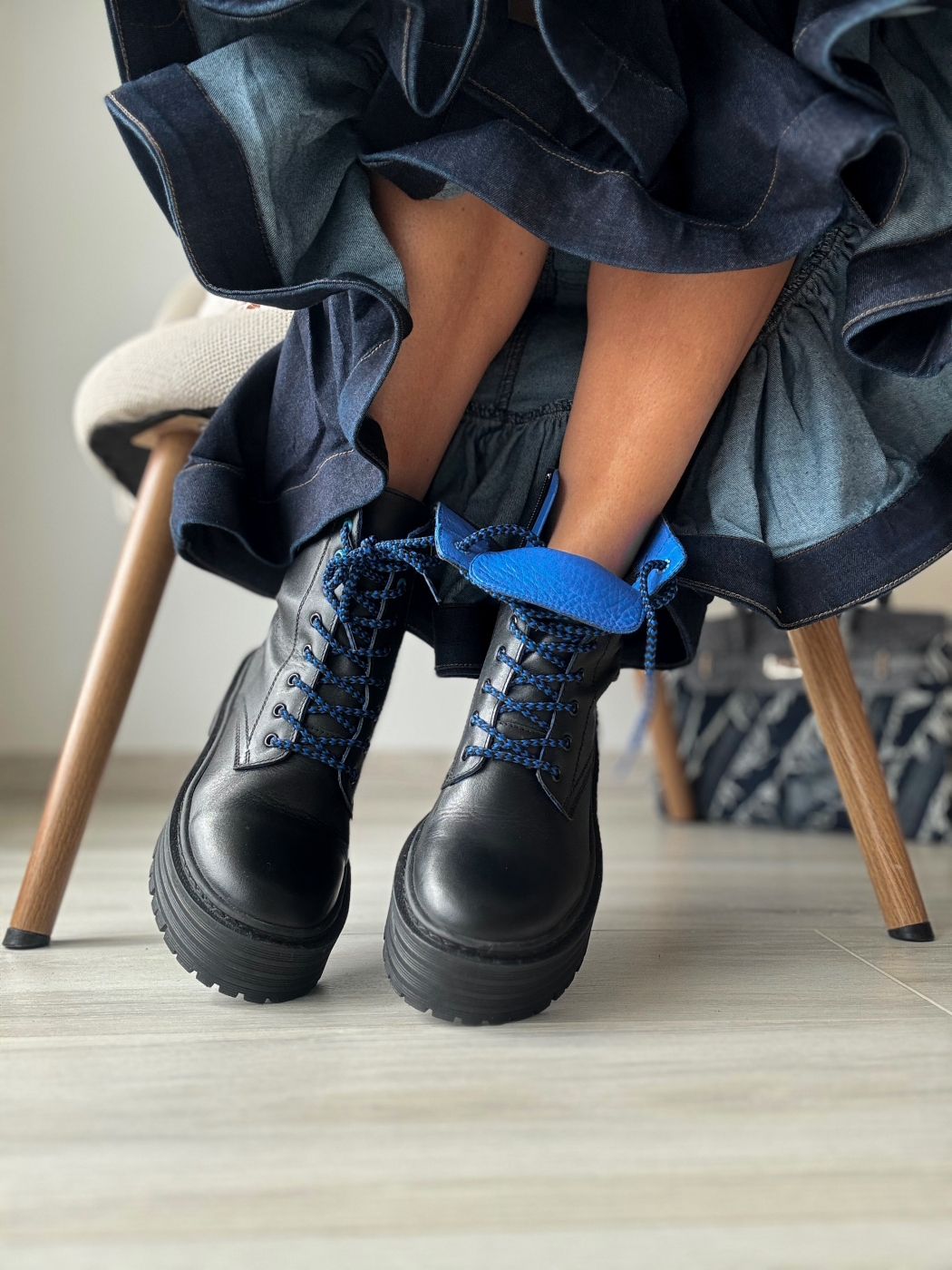 Черни боти естествена кожа сини връзки