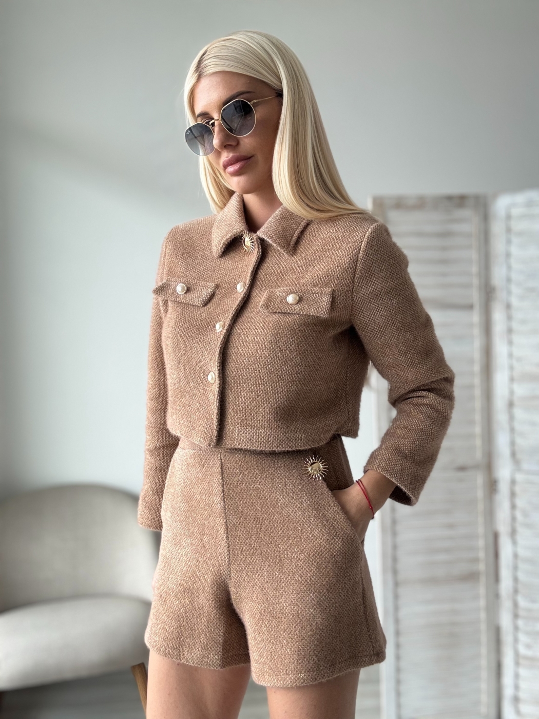 Бежов сет с палто и къси панталони