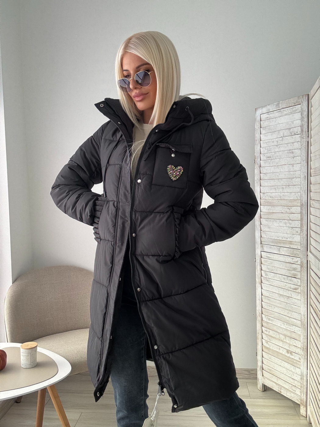 Черно яке с камъни сърце
