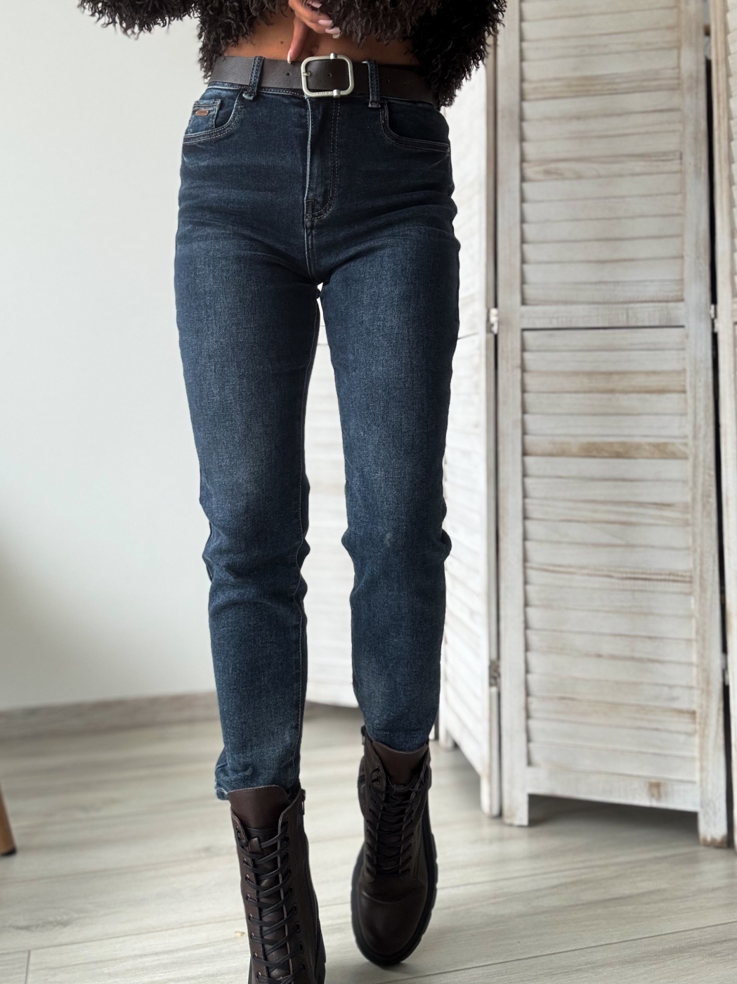 Дънки индиго кафяв колан