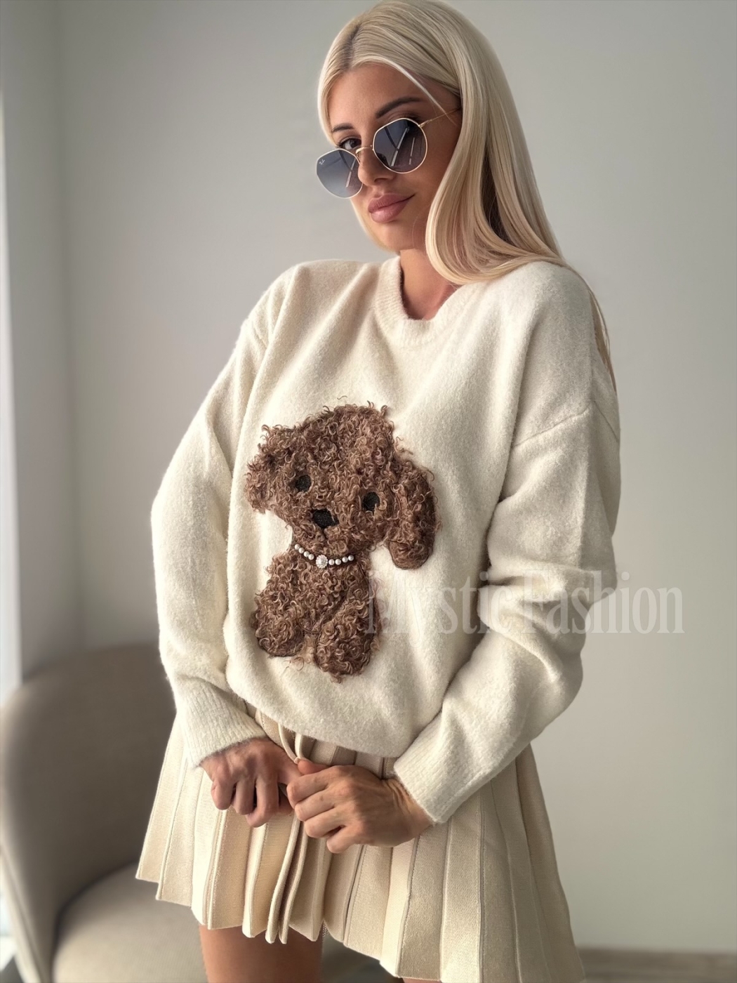 Бял пуловер с пудел