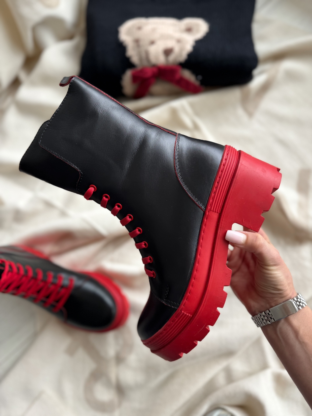 Черни обувки с червено естествена кожа