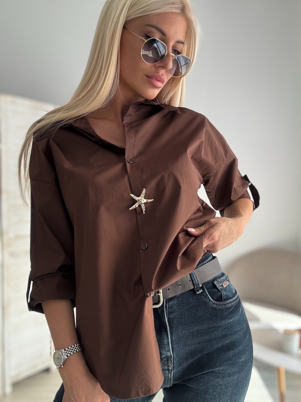 Кафява риза с брошка
