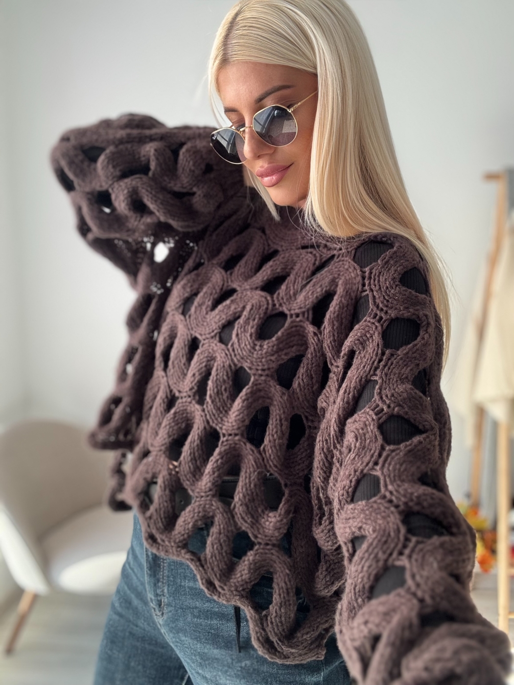 Кафяв пуловер на дупки 