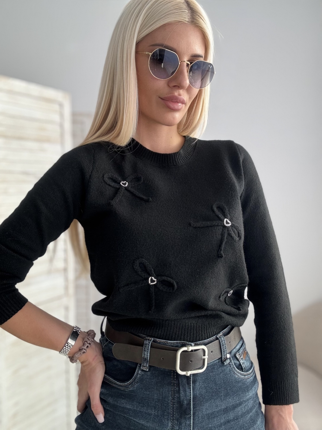 Черен пуловер с панделки и камъни