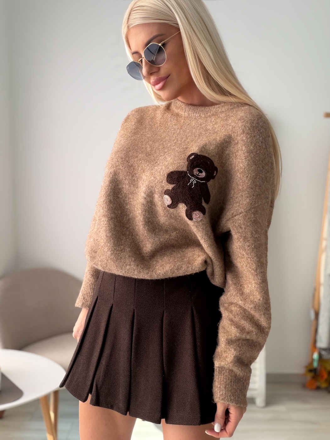 Пуловер камел с малко мече