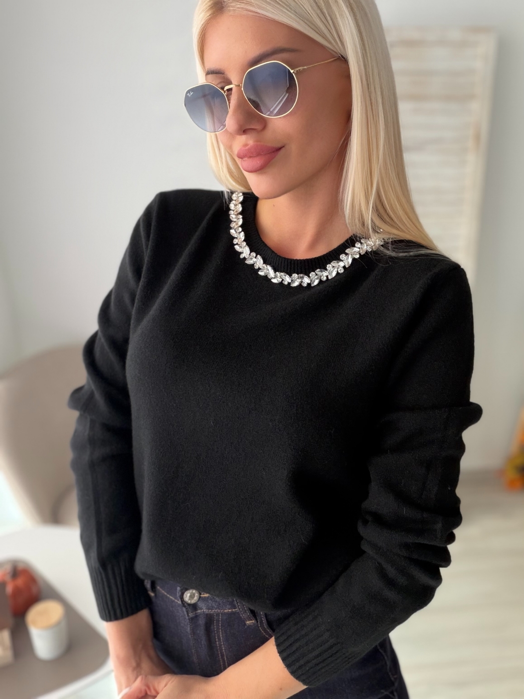 Черен пуловер с колие 