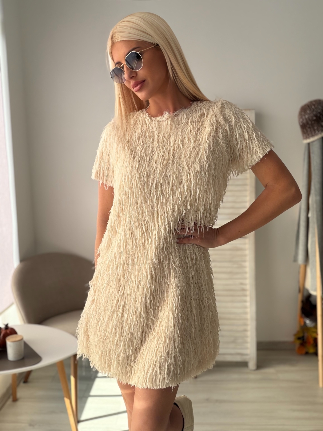 Рокля с ресни в екрю