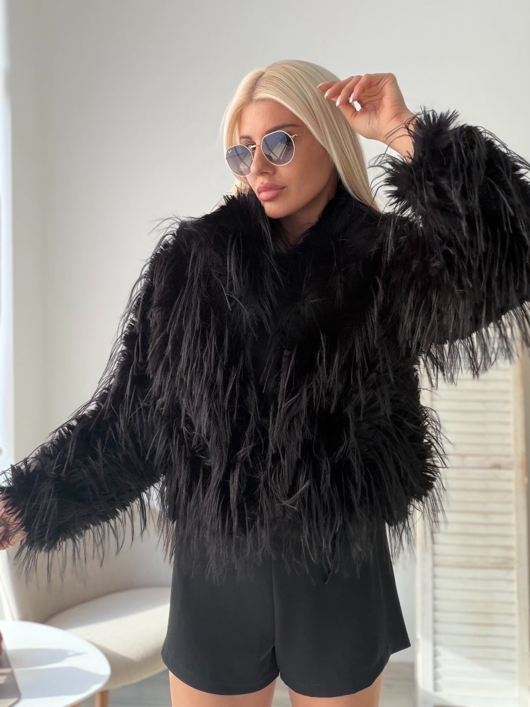 Пухкаво черно палто с еко косъм