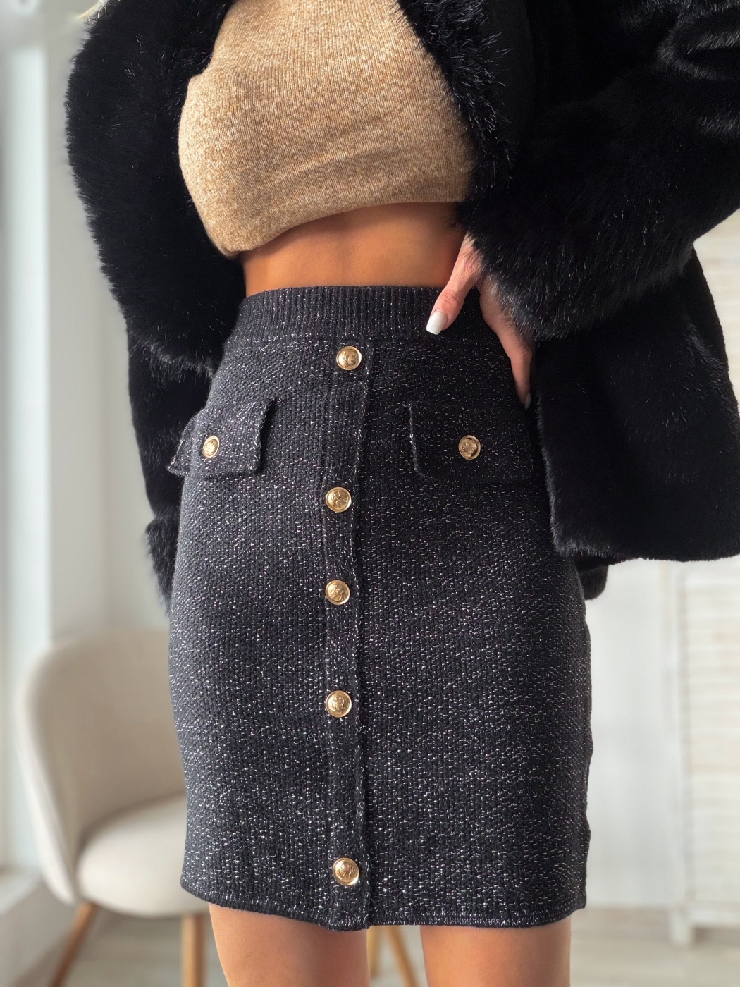 Черна пола по тялото ламе