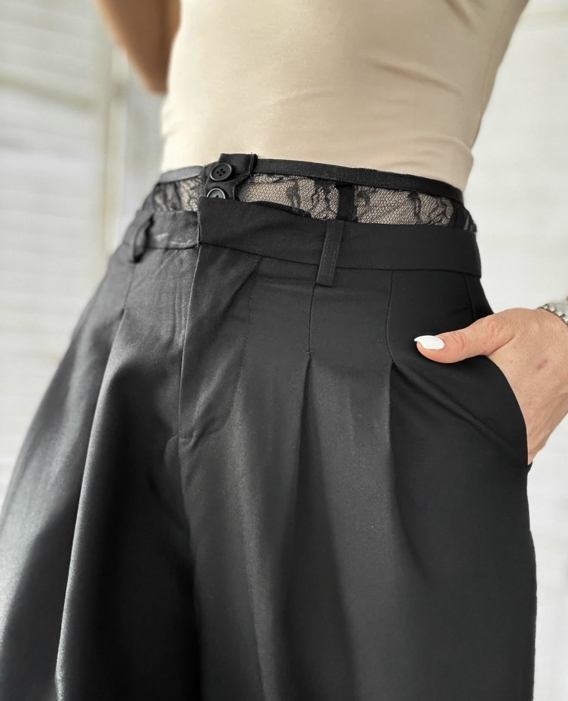 Черен широк панталон с дантела