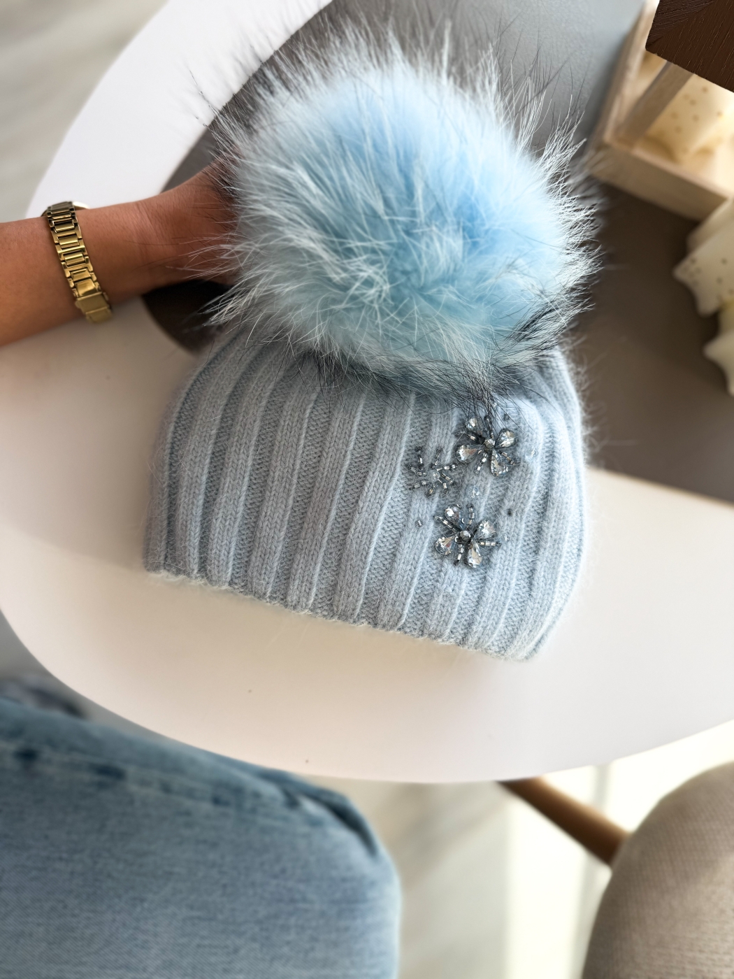 Синя шапка с камъни и естествен пух