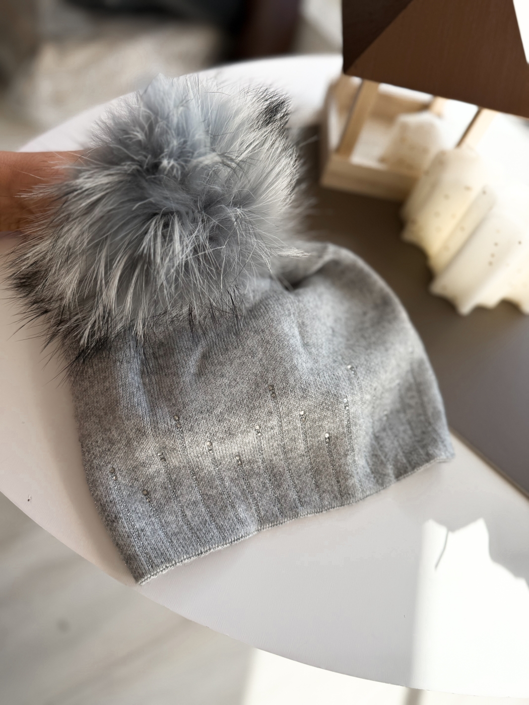 Сива шапка с естествен пух