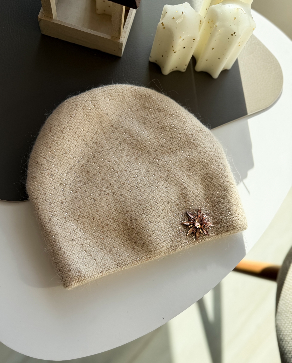 Шапка с камъни в екрю