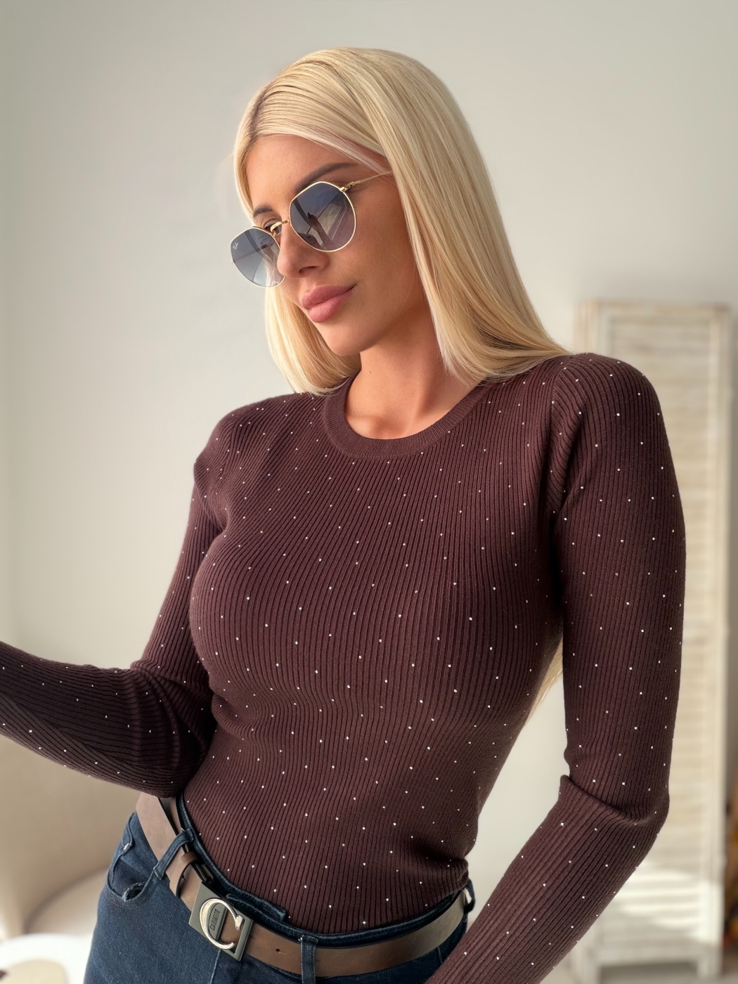 Кафяв пуловер по тялото с камъни