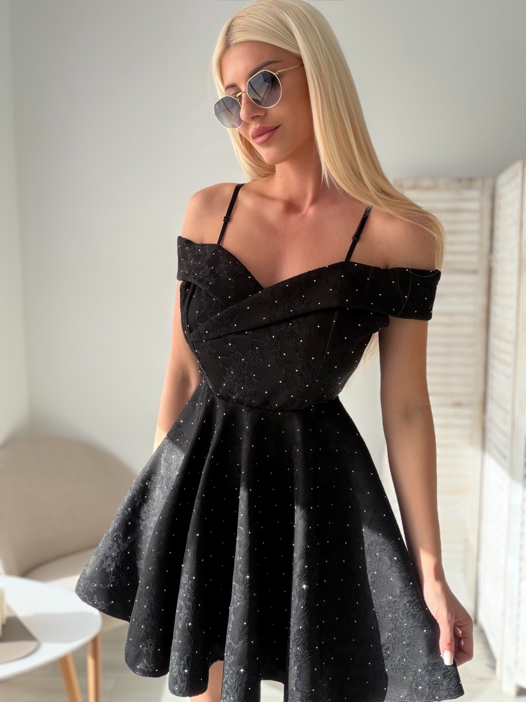 Разкроена черна рокля с камъни 