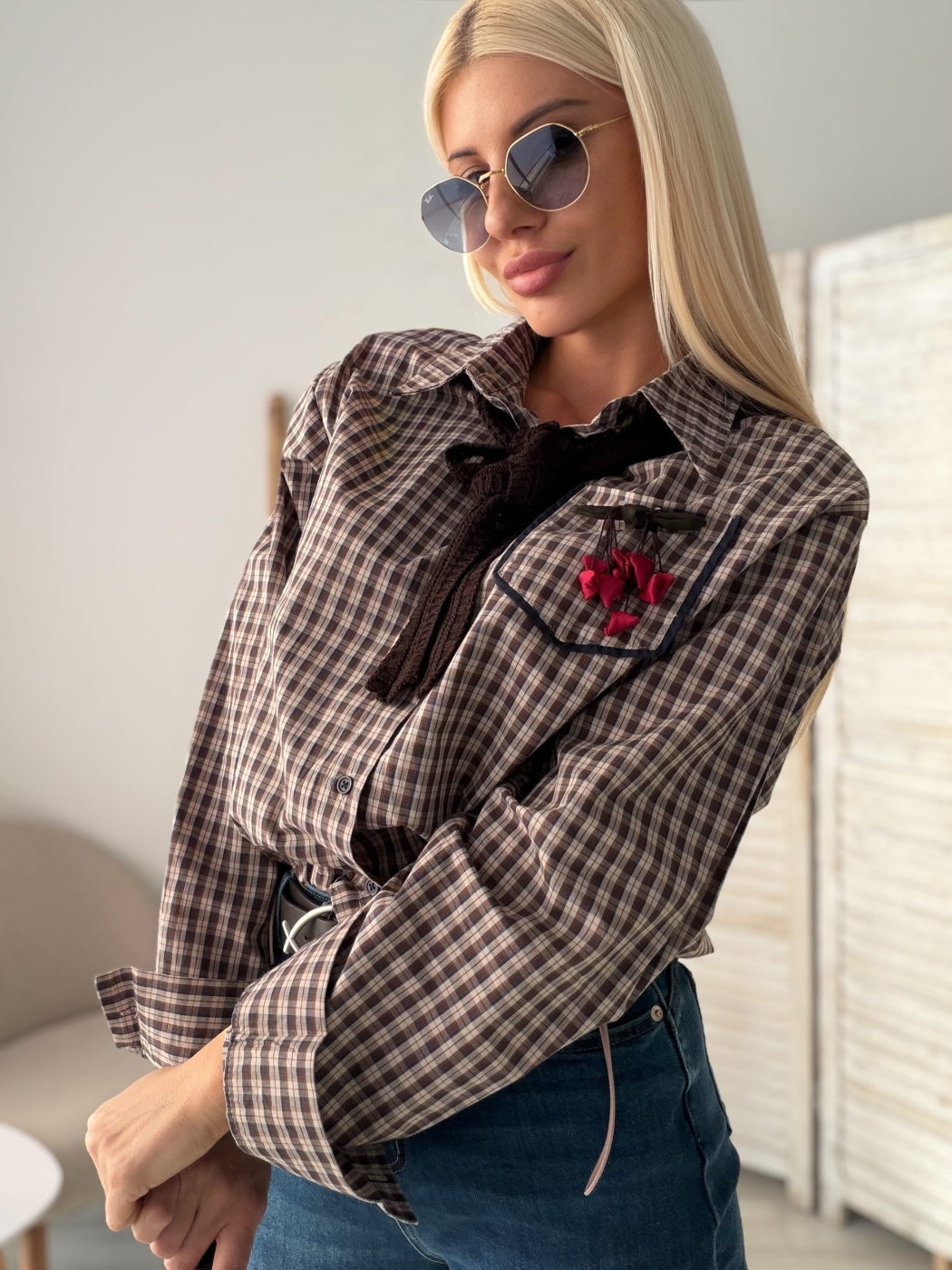 Карирана риза с рози брошка