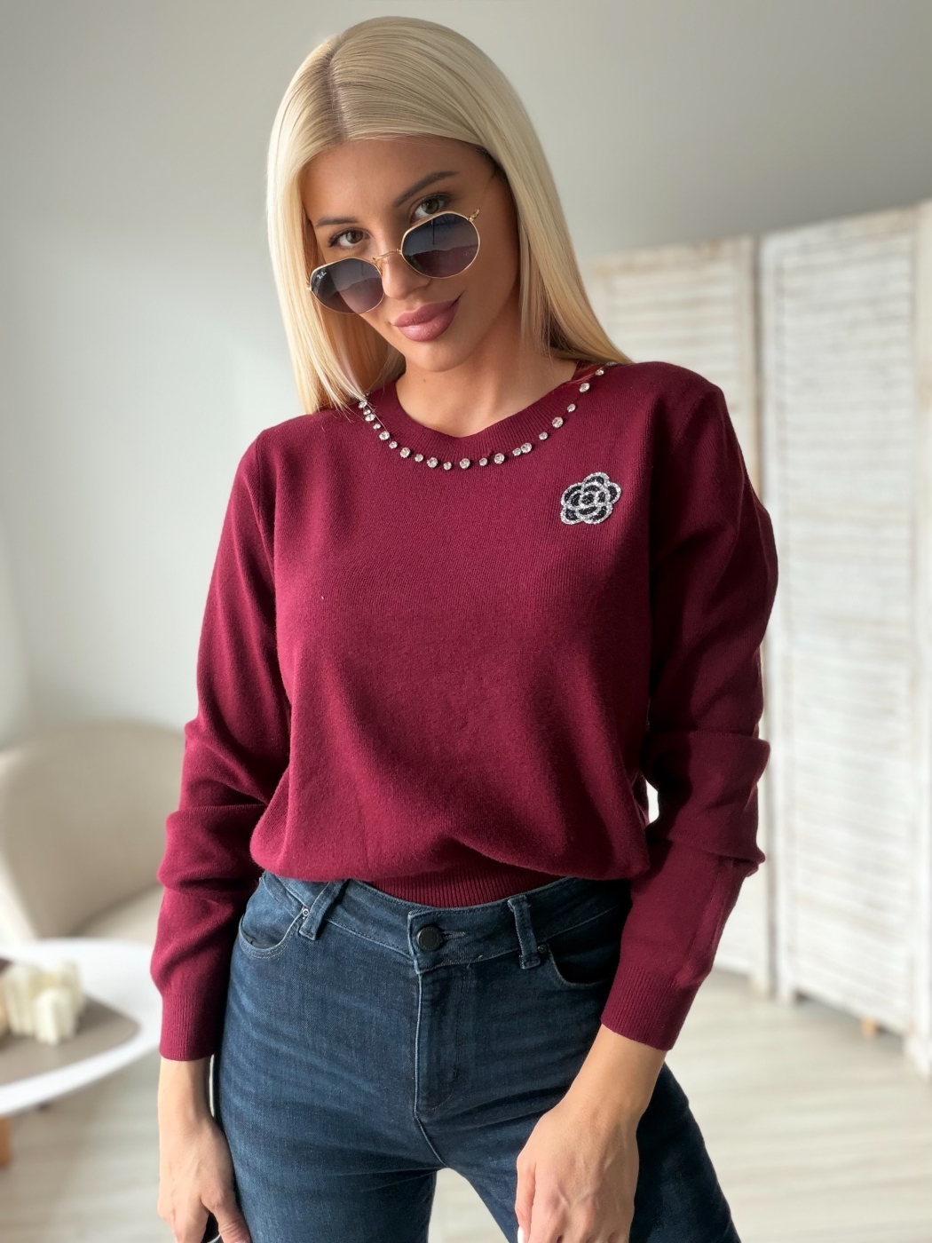 Пуловер с цвете бургунди